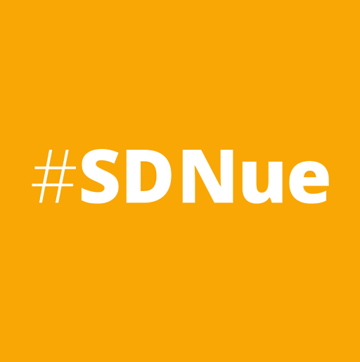 Schriftzug des Hashtags #SDNue auf orangenem Grund