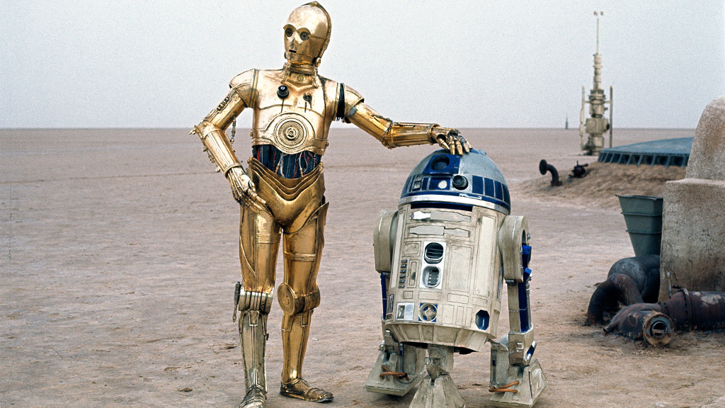 Aus Star Wars von George Lucas, C3PO und R2D2 in der Wüste