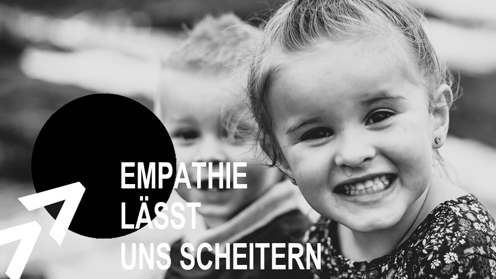 Im Vordergrund ein kleines Mädchen grinsend, im Hintergrund ein kleiner Junge lächelnd. Schriftzug: Empathie lässt uns scheitern