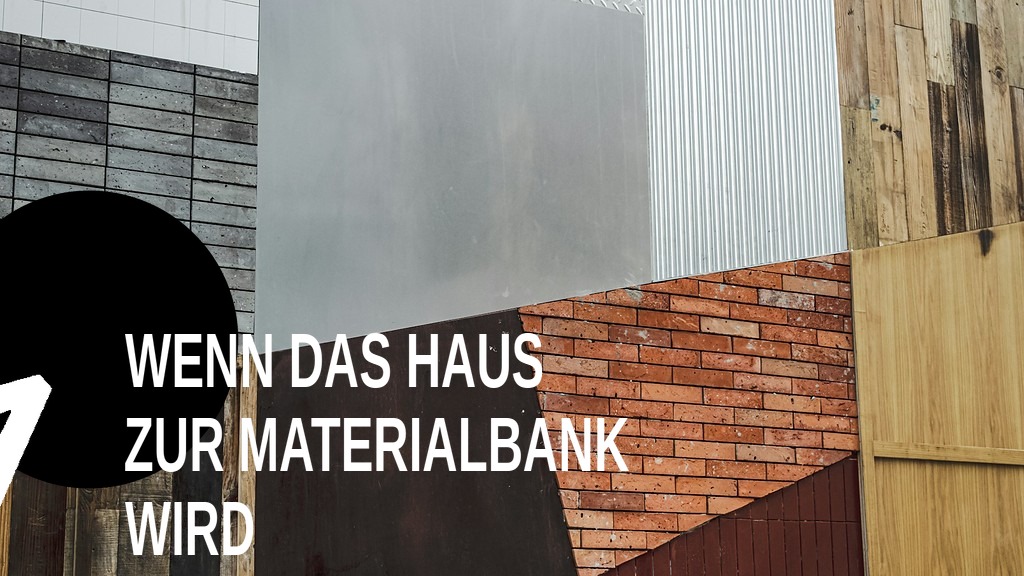 Fassade aus wiederverwendeten Materialien (Holz, Wellblech, Ziegel, Platten)