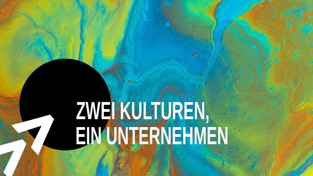 Ineinanderfließende Farben in Blau, Gelb und Orange